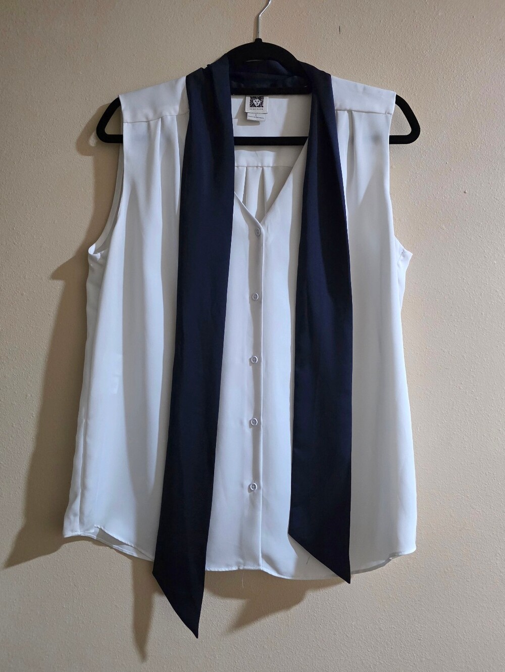Anne Klein White Sleeveless Button Blouse with Navy Scarf